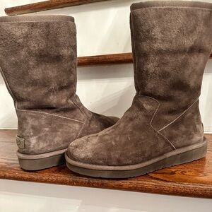 Brown suede boots. Size 8 almost like new